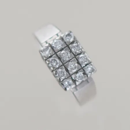 Ring med 12 diamanter, tot 0,48ct, Ø 15¾ mm, bredd 7,6 mm, 18K  Vikt: 6 g