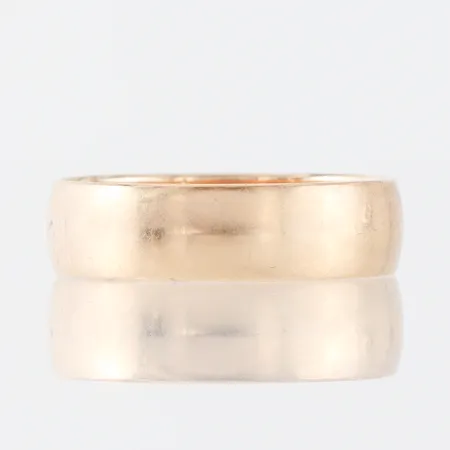 Ring med gravyr, storlek 16 ¾ mm, bredd 5 mm, 18k. Vikt: 2,9 g