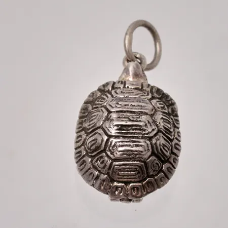 Hänge i silver, Sköldpadda, mått 17,2x32,4mm, 925/1000, gömma under skalet, vikt 8,2g.
