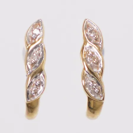 Ett par örhängen, diamanter 6xca0,003ct, längd 12,5mm, bredd 3mm, missfärgad, saknar snurrebussar 18K Vikt: 1,1 g