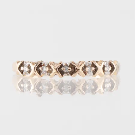 Ring med små diamanter, storlek 15 ½ mm, bredd 1-2.8 mm, 18k. Vikt: 1,4 g