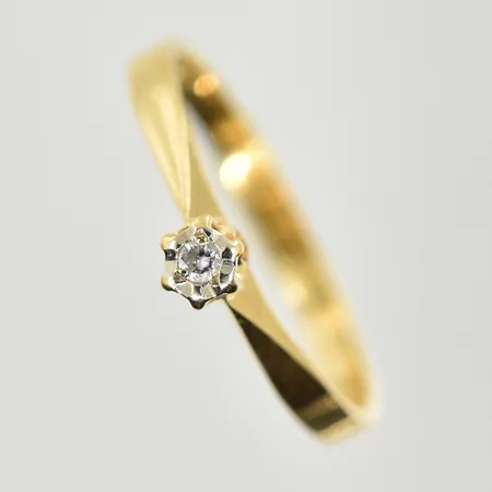 Ring med diamant 0,02ct, stl 17, bredd 2-4 mm, 18K. Vikt: 1,6 g