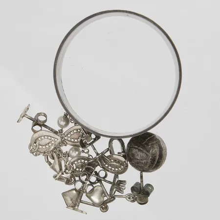 Diverse silver, skeva,slitage, gravyr, defekta, 830-925/1000 silver Vikt: 31,2 g