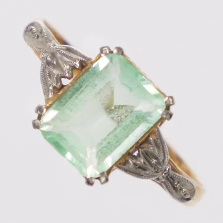 Ring, ljusgrön sten, stl 16½, bredd 1,7-8mm, vitguldsdetaljer, 18K Vikt: 1,5 g