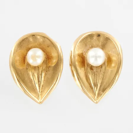 Ett par örhängen med odlade pärlor, 10x13mm, en stopp saknas, 18K  Vikt: 0,9 g