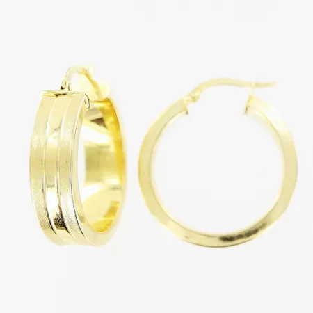 Ett par örhängen, creoler Ø25mm, bredd 7mm, ihålig, omaka ytor, 18K.  Vikt: 4,5 g