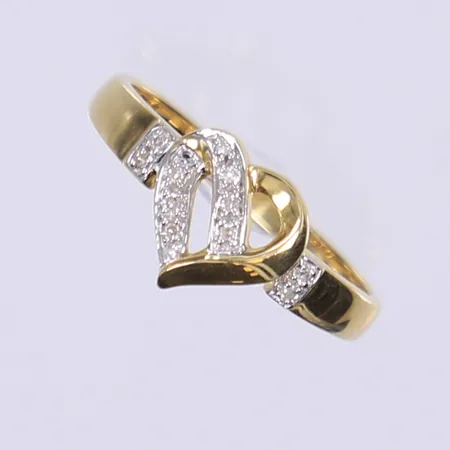 Ring i form av hjärta med diamanter totalt 0,05ctv enligt gravyr, stl 18¾, bredd 2-9mm, 18K Vikt: 3,2 g