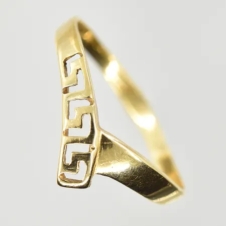 Ring med Meandermönster, stl 18¼, bredd 2-8 mm, 14K. Vikt: 1,2 g