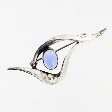 Brosch, blå-lila sten, 53x22mm, silver 830/1000. Vikt: 5,7 g