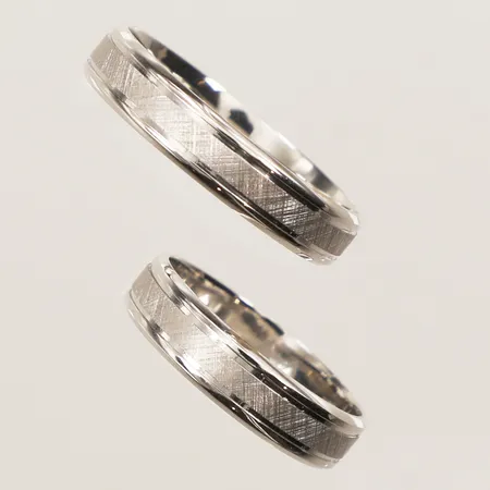 Två ringar, mönsterdekor, stl 17-20, bredd 4,4mm, vitguld, 9K Vikt: 5,2 g