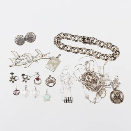 Diverse silversmycken en del med defekter. Vikt: 78,3 g