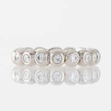 Ring vitguld med 7 st diamanter på ca 7x0.04 ct "Heaven", storlek ca 15 mm,bredd 3.9 mm,18k. Vikt: 5 g