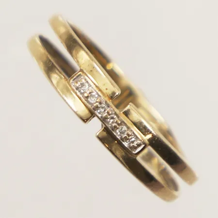 Ring med diamanter 6x ca 0,005ct, stl 16¼, bredd 4mm, skev, 9K  Vikt: 1,3 g