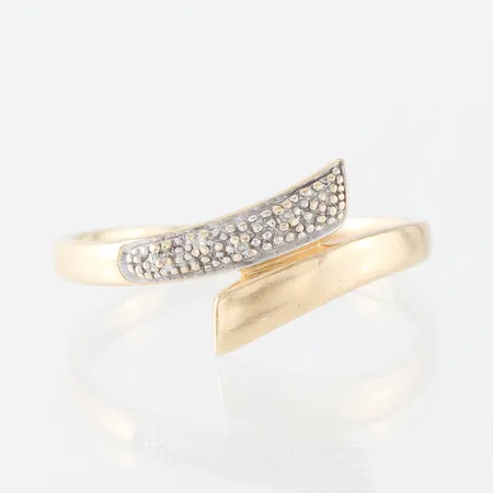 Ring,storlek 20 mm,bredd 2-7.5 mm, 18k. Vikt: 2,8 g