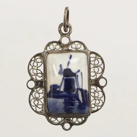 Hänge med filigranarbete och porslin, längd 33mm inklusive ögla, bredd 21,5mm, 835/1000 silver Vikt: 3 g