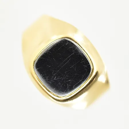 Klackring med Hematit, stl 18½, bredd 4-12 mm, repig sten, 18K. Vikt: 3,8 g