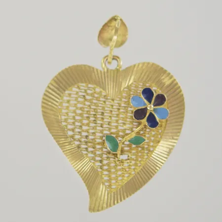 Hänge med emalj, längd 4,3 cm, bredd 3 cm, vassa delar på baksidan, 21K  Vikt: 6,3 g