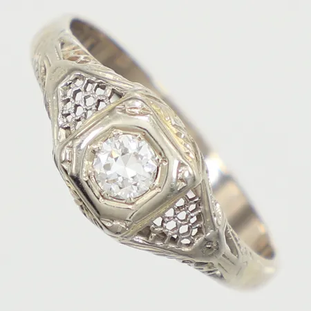 Ring med gammalslipad diamant ca 0,20ct, stl 18¾, bredd 2,6-7,8mm, vitguld, 18K  Vikt: 2,6 g