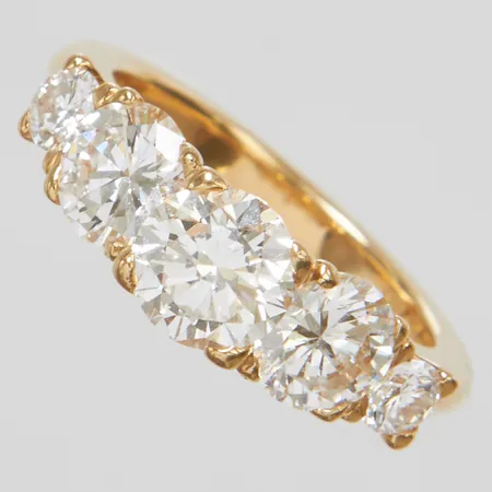 Ring, briljantslipade diamanter 1 x ca 0,97ct + 2 x ca 0,75ct, 2 x ca 0,15ct Tcr-W/VS, stl 16½, bredd 2,5-6,5mm, höjd 7,5mm, 18K Vikt: 6 g