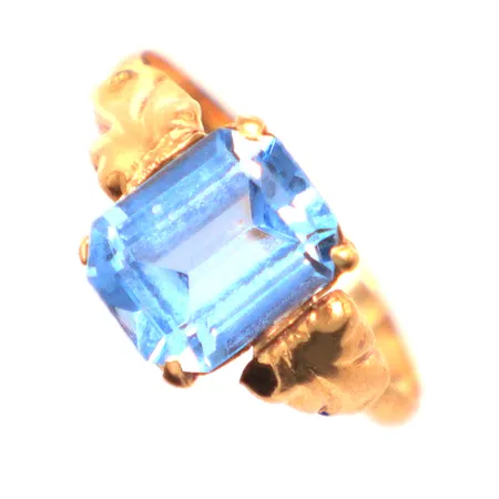 Ring, blå sten, Ø18, något ojämn i skenan, 18K Vikt: 1,7 g