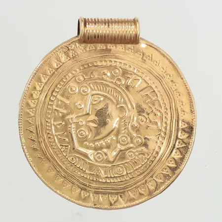 Hänge, längd 41,5mm, bredd 38mm, skevt, buckligt, ostämplat, 14K  Vikt: 5,4 g