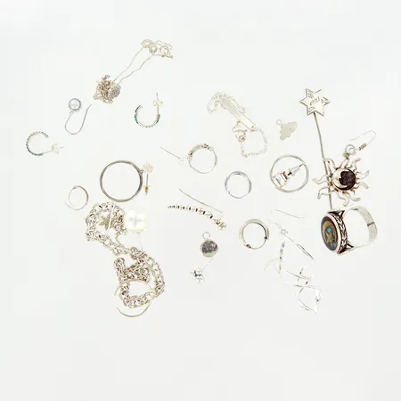 2 armband, 1 hattnål, 1 kedja, 4 ringar, 1 par örhängen, 17 udda örhängen, 2 hängen, 1 lås, defekter, ostämplat silver samt 925/1000 Vikt: 43,5 g