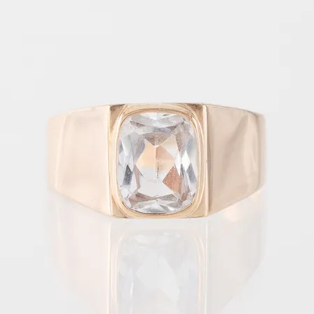 Ring med sten, storlek 19 mm, bredd 2.9-9,5 mm, 18k. Vikt: 2,7 g