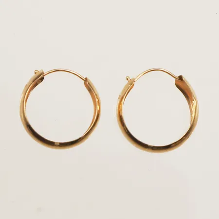 Ett par örhängen, Ø15,8mm, bredd 4,8mm, bucklig, 18K Vikt: 0,9 g