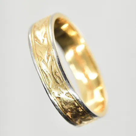 Ring, stl 20¾, bredd 6 mm, gravyr, gulguld/vitguld, 18K. Vikt: 6,8 g