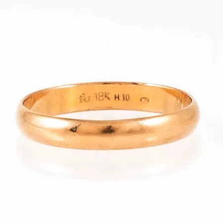Slät ring i 18K guld. Den är 4 mm bred, är i storlek 21¾ och väger 4,2g. Gravyr.