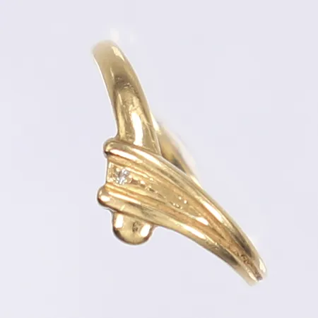 Ring med vit sten, stl 17, bredd 1-6mm, ojämn skena, 18K Vikt: 1,7 g