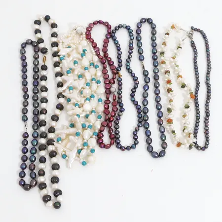 Pärlcollier, 8st, odlade pärlor samt två med stenar, diverse färger samt storlekar, metall- samt silverlås. 