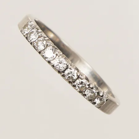Ring halvallians med diamanter 9x ca 0,03ct totalt 0,32ct enligt gravyr, stl 17½, bredd 2,6mm, vitguld, 18K Vikt: 3 g