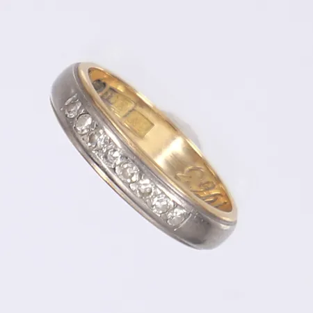 Ring med diamanter totalt 8xca 0,01ct, stl 16¼, bredd 4mm, tvåfärgad, gravyr, 18K  Vikt: 3,7 g