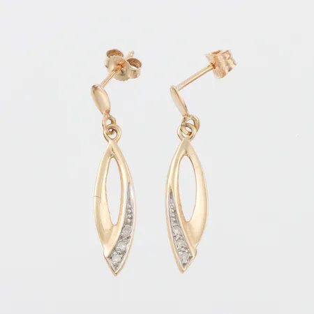 Örhängen paret med små diamanter, höjd ca 27 mm, 18k förutom ett lås som är 14k. Vikt: 1,8 g