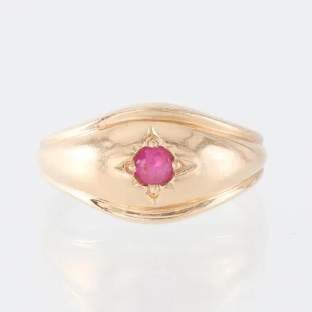 Ring med syntetisk rubin, Kaplan Stockholm, storlek 15 mm, bredd 2.3-9.3 mm, 18k. Vikt: 0 g