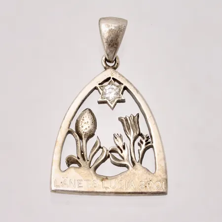 Hänge i silver, mått 21,4x34mm, 1st vit sten, mått Ø3mm, 925/1000, gravyr: Länets Lucia 2001, tillverkad av Ba Konstgjuteri AB, vikt 5,14g.