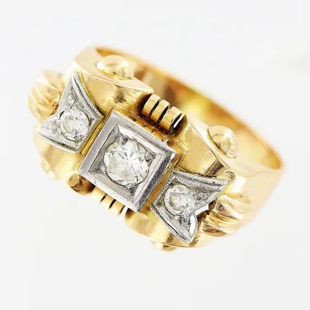 Ring, diamanter 1 x ca 0,19ct, 2 x ca 0,05ct, stl 19¾, bredd 3,5-12mm, slitage på klor, ojämn infattning, synlig storleksändring, 18K.  Vikt: 5,7 g