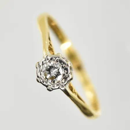 Ring med vit sten, stl 18¾, bredd 2-7 mm, slitna fattningar, rödguld/vitguld, 18K. Vikt: 2,2 g