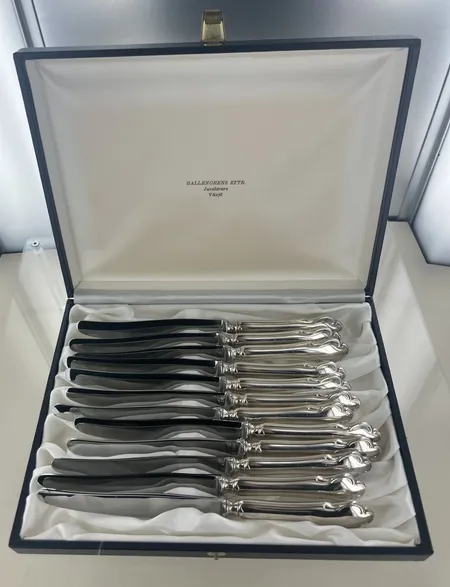 Knivar Disa 12 st, längd 21 cm, Silver MGAB 830/1000 Vikt: 614,8 g Skickas med postpaket.