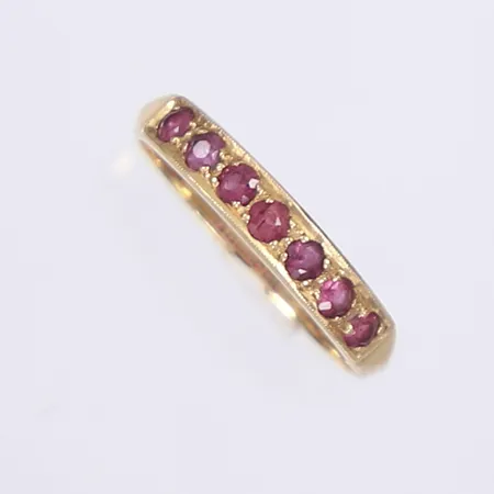 Ring med röda stenar, stl 17¾, bredd 2-3mm, 14K Vikt: 2,3 g