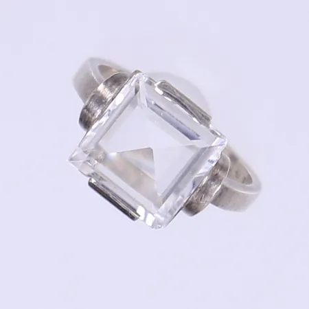 Ring med vit sten, tillv. Engelbert, Stockholm 1944, stl 16½, bredd 2-11mm, silver 830/1000 Vikt: 4,5 g