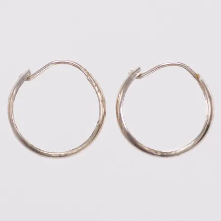 Ett par örhängen, creoler, Ø15mm, bredd 2,8mm, silver 830/1000 Vikt: 0,6 g