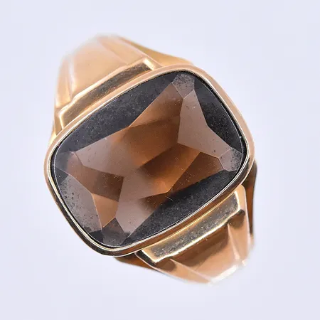 Klackring med brun sten, stl 21¾, bredd 4-17 mm, 18K. Vikt: 6,2 g