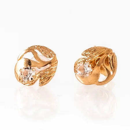 Örhängen i 18K guld: Växtmotiv med vit sten. De är 7 x 7,5 mm och väger 0,6g. En snurrebuss saknas, men ny i plast medföljer.