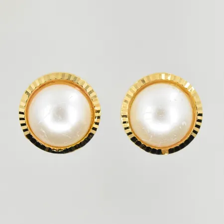 Ett par örhängen med syntetiska pärlor, Ø11 mm, 18K. Vikt: 1,1 g