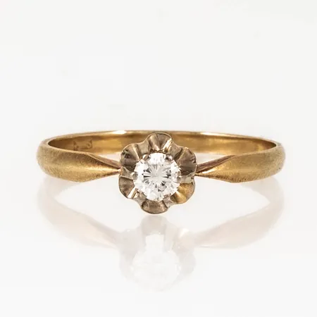 Ring i 14K guld med 1 x c:a 0,15ct briljantslipad diamant. Den är i storlek 17½, är 1,7 - 6 mm bred och väger 1,7g.