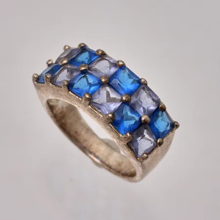 Ring i silver, stl17, bredd 3,6-9,2mm, 12st blåa stenar mått 4,3x4,3mm, 925/1000, vikt 5,62g.