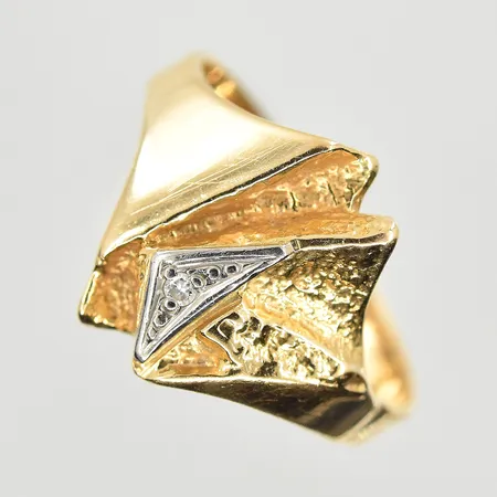 Ring med diamant 0,01ct, stl 16¾, bredd 3-14 mm, rödguld/vitguld, 18K. Vikt: 3,1 g