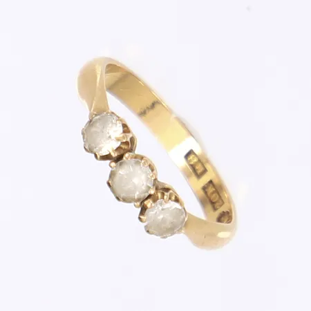 Ring med vita stenar, stl 17¾, bredd 3-4mm, skev skena, gravyr, 18K Vikt: 3,8 g